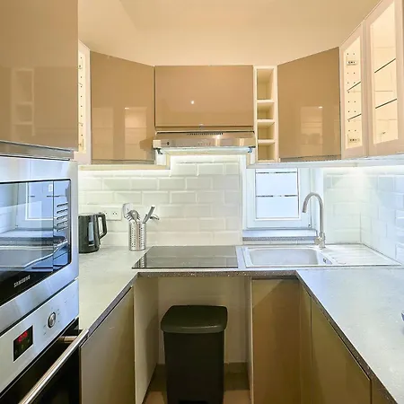 Art Deco - 2 Bedrooms - Near Tram Appartement