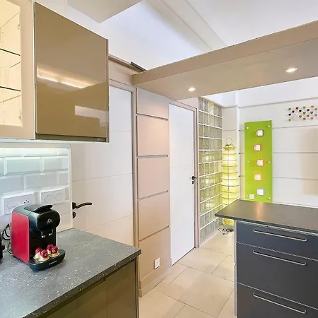 Art Deco - 2 Bedrooms - Near Tram *